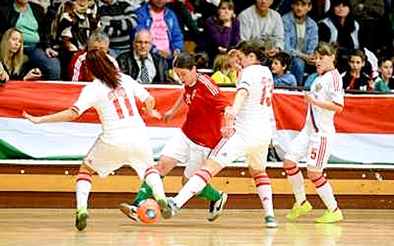 Szabó tussen drie tegenstreefsters bij een internationale zaalvoetbalwedstrijd in december 2014.