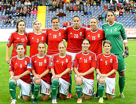 De nationale ploeg van Hongarije vóór een wedstrijd, met ondermeer Szabó Boglárka (nr. 16).