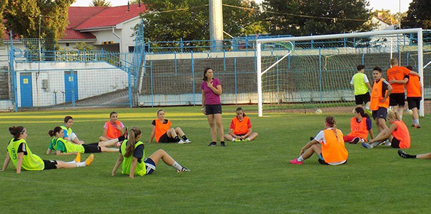 Szabo Ilona als coach bij 1. FC Femina augustus 2016