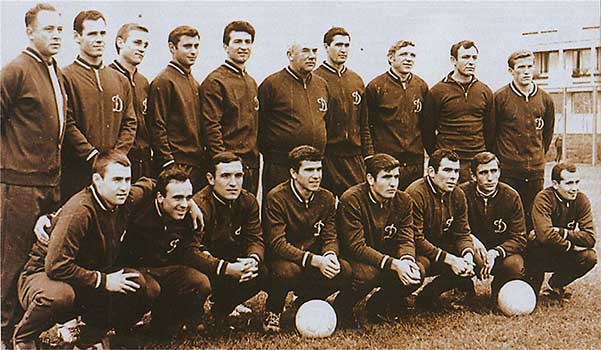Szabó József (Yozhef Yozhefovych Sabo) met het team van FC Dynamo Kiev 1968.