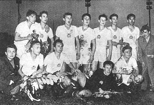 Het Hongaarse UEFA-elftal toernooiwinnaar in 1953 met Szabó László.