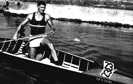Olympisch kampioen Parti János in actie als kanovaarder. 