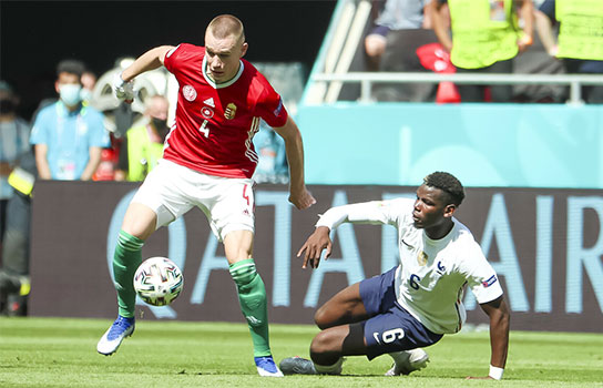 In duel met Paul Pogba tijdens een interland tegen Frankrijk in 2021.