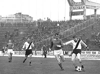 Een duel tussen Novák Dezsõ en Szalay Miklós tijdens een wedstrijd Ferencvárosi TC-Salgótarjáni BTC.