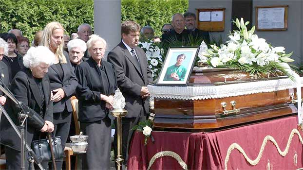 Droefenis alom bij de begrafenis van Szarka Zoltán op 22 april 2016.