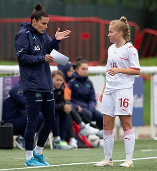 Szarvas assistent-coach bij het Zwitsers U19 nationaal damesteam...
