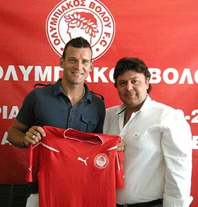 Szélesi Zoltán bij de ondertekening van zijn contract bij Ethnikos Olympiakos Volos FC.