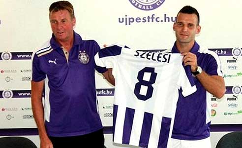 Szélesi in gezelschap van Jos Daerden, toenmalig trainer van Újpest, in 2013 bij de ondertekening van zijn contract.