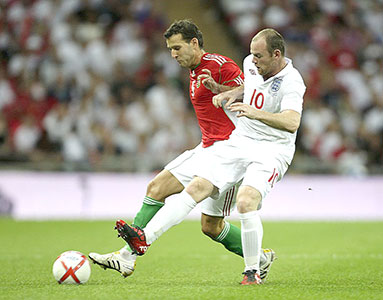 Szélesi Zoltán in strijd met Wayne Rooney tijdens een interland tegen Engeland in 2010.