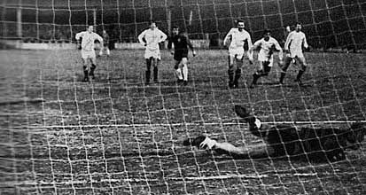 In de wedstrijd tegen Leeds United op 5-3-1969, voor de Beker der Jaarbeurssteden redde hij een penalty.