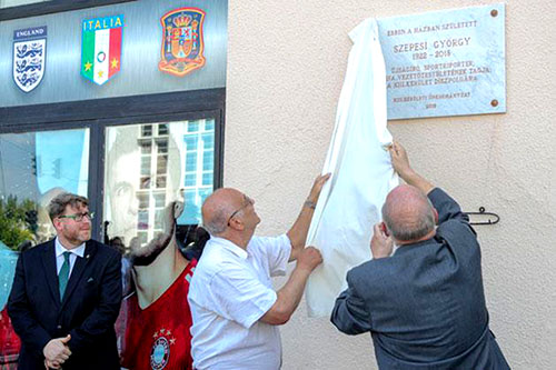 De inhuldiging van een gedenkplaat op 2 juli 2019 op de Váci út. 