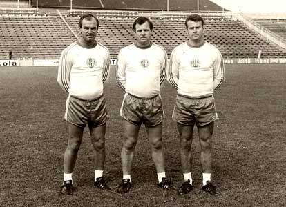 Hoofdtrainer van Ferencváos TC 1980-81 Novak Dezsõ, met zijn hulptrainers Monostori Tivadar en Szücs Lajos.