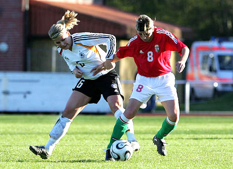 Imke Wuebbenhorst (Duitsland) en Szuh Erika (nr. 8) in strijd tijdens de kwalificatiewedstrijd UEFA vrouwen U19 op 12 april 2007.
