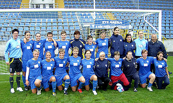 Szvorda Melinda (rechtstaand uiterst links) met het team van Viktória FC in 2009, Kampioen en Bekerwinnaar.