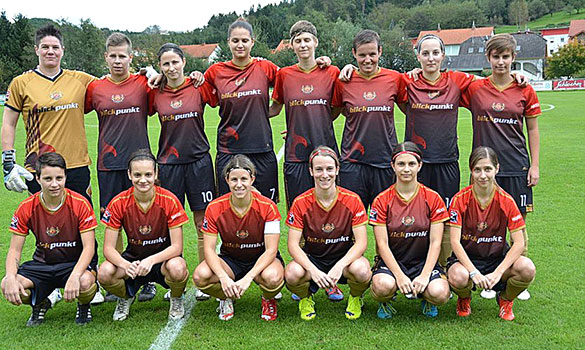 Szvorda Melinda (rechtstaand uiterst links) met het team van FC Südburgenland.