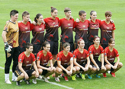 Tálosi (rechtstaand 3de van rechts) met het team van FC Südburgenland.