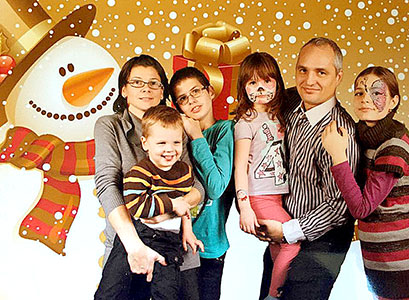 Éva en András met hun 4 kinderen, een mooi gezinnetje.