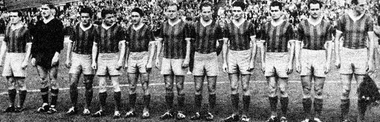 De ploeg van Vasas SC die op 16 april 1958 tegen Real Madrid won met 2-0. 