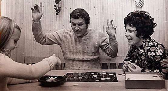 Familiebordspel bij de Tichy's in de jaren zeventig met dochter Christine en Lehoczky Zsuzsa, zijn echtgenote.