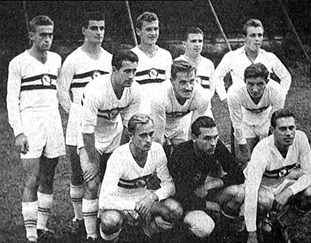 Tichy met het nationaal elftal van Hongarije, tussen Kocsis Sándor en Puskás Ferenc.