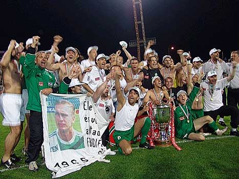... en ergens tussen de anderen in 2004 wanneer Ferencváros TC kampioen van Hongarije werd.