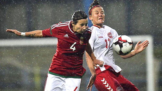 Tóth Alexandra in volle aktie tijdens een internationale wedstrijd tegen Denemarken in september 2017.