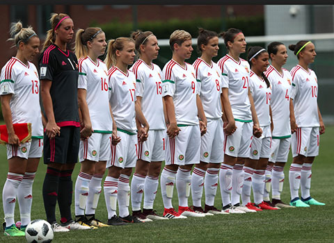 Het Hongaarse team met Tóth Aleandra (tweede van rechts:) in juni 2018.