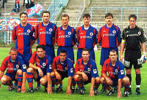 Tóth Balázs, gehurkt tweede van rechts, met het team van Videoton Fc 2001-02.
