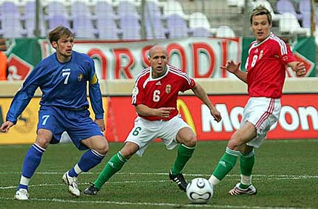 Tóth samen met die andere ex-speler van KRC Genk, Tõzsér Dániel, aan de slag als international.