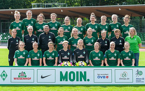 Tóth Gabriella bij SV Werder Bremen. Op de groepsfoto zit zij 2de van links.