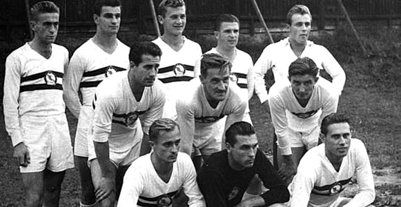 Tóth III Ferenc (gehurkt rechts) met het Hongaars team waarin ondermeer ook Kocsis, Puskás, Bozsik, Lorant en Grosics.
