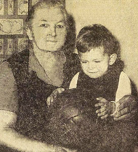 De oude moeder van Lajos met zijn zoontje Péter.