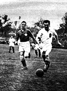 Minelli maakt geen kans tegen Tóth Mátyás tijdens een Hongarije-Zwitserland (3-0) op 1-11-1942.
