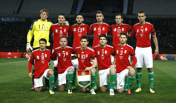 Tõzser, nr 11 naast Juhász Roland nr 4, met het Hongaars elftal dat op 11 november 2011 Liechtenstein versloeg met 5-0. 
