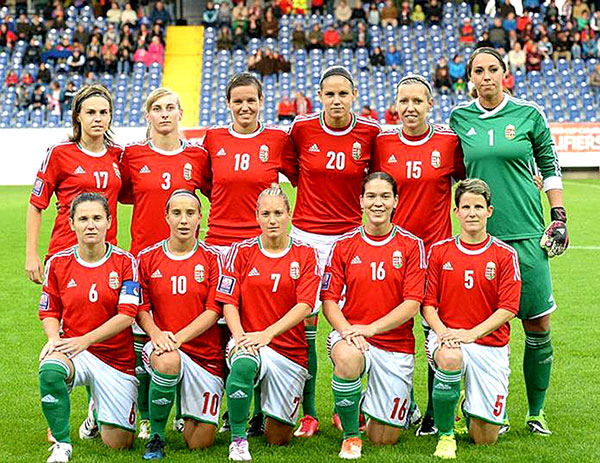 De nationale ploeg van Hongarije vóór een wedstrijd, met ondermeer Vágó Fanny (nr. 10). 