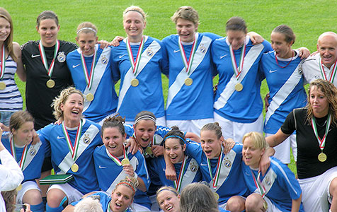 5 juni 2012 Fanny (staande uiterst rechts) Kampioen van Hongarije met MTK Hungária FC.