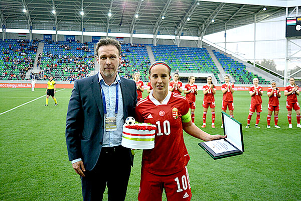 Vágó Fanny speelde haar 126ste interland op 10-6-2021 tegen Servië en werd dan ook gevierd met haar succesvolle internationale carrière. 