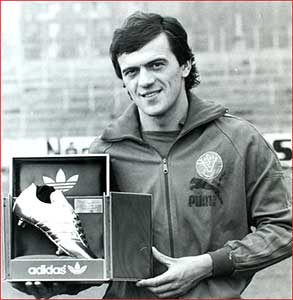 De Gouden Schoen in 1977 gewonnen door Várady Béla als topscorer in Hongarije met 36 doelpunten.