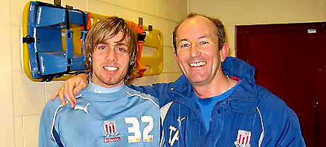 Vass Ádam met manager Tony Pullis bij Stoke City FC.