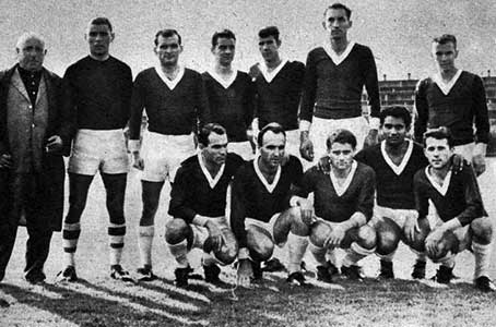 Verebes (gehurkt tweede van rechts) met het team van BVSC 1963-1964.