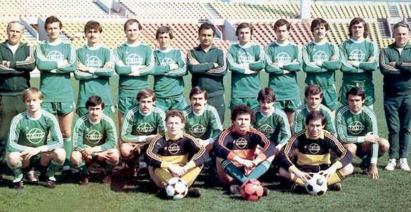 Verebes met het kampioenenelftal van Rába ETO 1981-1982. 