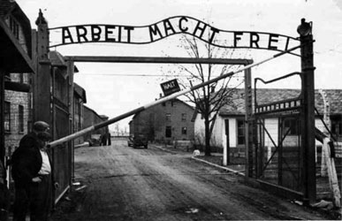 De beruchte ingang van het kamp van Auschwitz.