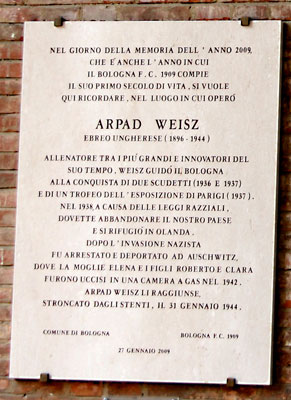 Gedenkplaat ter ere van Weisz Árpád in Bologna. 