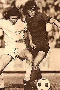 Zombori (donker shirt) in actie tijdens een wedstrijd Vasas-Videoton in 1976. 