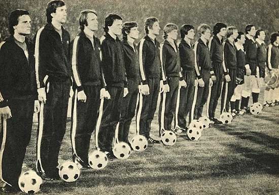 De Hongaarse ploeg voor de wedstrijd Hongarije-Bolivië van 29-10-1977.