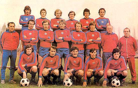 Zombori met het team van Vasas SC. 