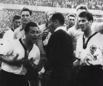 Tijdens de wedstrijd Duitsland-Zweden WK 1958 stuurt Zsolt de Duitser Juskowiak van het veld.