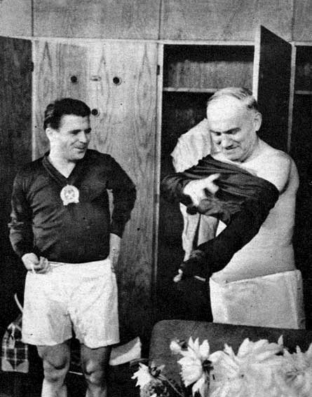 Pusks krijgt het bezoek van Schlosser Imre bij de match van 16 oktober 1955 tegen Oostenrijk.