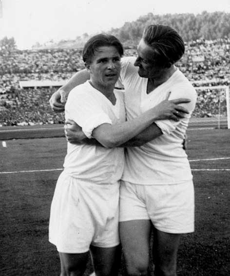Pusks en Lorant verlaten tevreden het veld na de overwinning tegen Itali op 17 mei 1953.