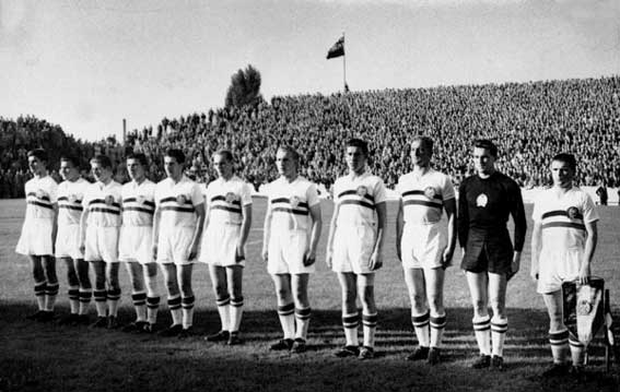 Het Hongaarse elftal vr de match tegen Zwitserland op 20 september 1952.